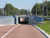 847158 Gezicht over de nieuwe HOV-busbaan in de Wilhelminalaan te Utrecht, die met een tunnel onder het verkeersplein ...